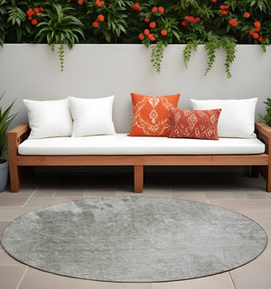 HomeRoots 5' Stylish Gray and Off-White Abstract Washable Area Rug for Indoor and Outdoor High-Traffic Spaces 8' Round 563300