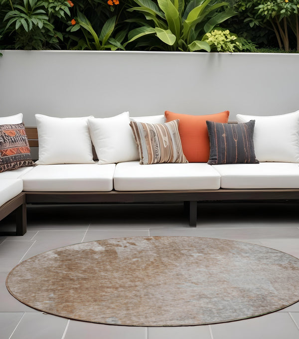 Homeroots 8' Round Brown And Off White Round Abstract Washable Non Skid Indoor Outdoor Area Rug Mocha Polyester 563309