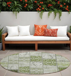 Homeroots 8' Round Green Round Patchwork Washable Non Skid Indoor Outdoor Area Rug Green Polyester 563561