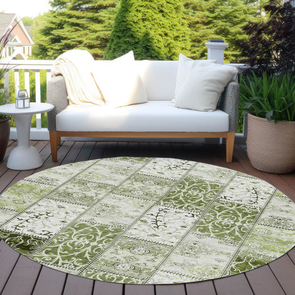 Homeroots 8' Round Green Round Patchwork Washable Non Skid Indoor Outdoor Area Rug Green Polyester 563561
