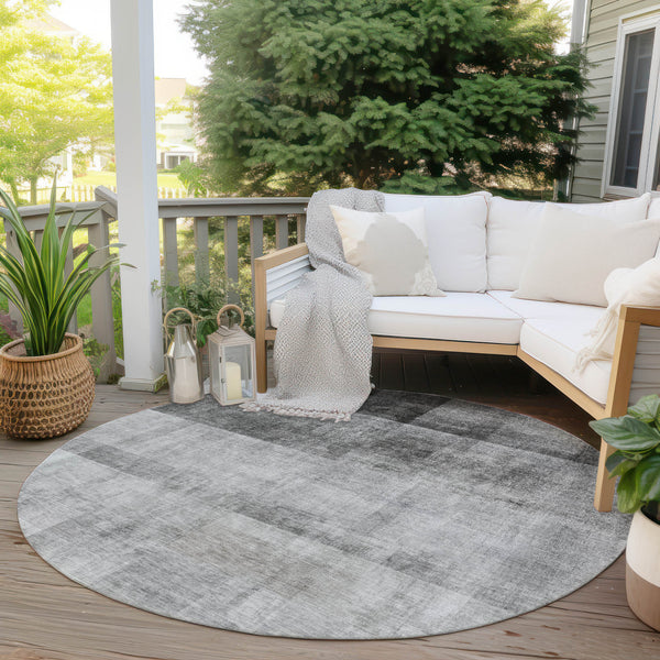 Homeroots 8' Round Gray Round Ombre Washable Non Skid Indoor Outdoor Area Rug Gray Polyester 563642