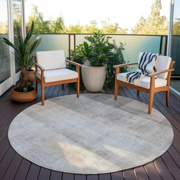 Homeroots 8' Round Taupe Round Ombre Washable Non Skid Indoor Outdoor Area Rug Taupe Polyester 563678