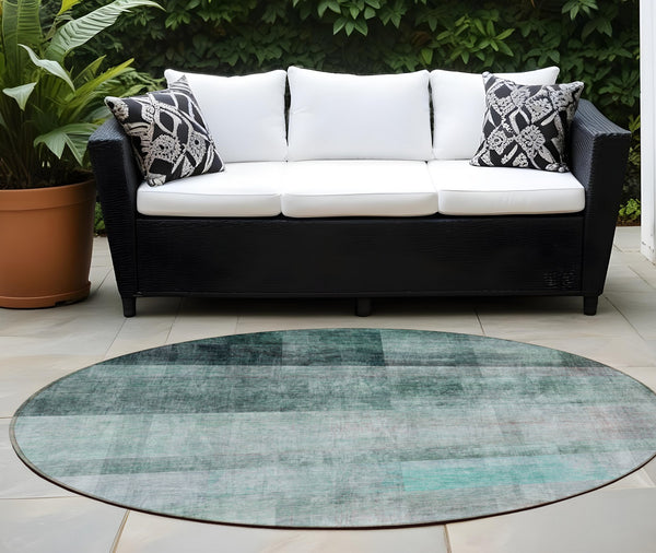 Homeroots 8' Round Teal Round Ombre Washable Non Skid Indoor Outdoor Area Rug Teal Polyester 563687