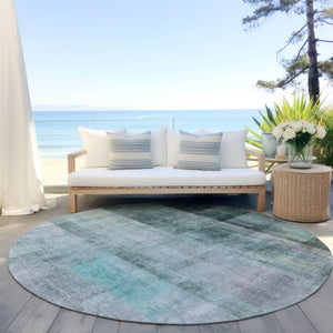Homeroots 8' Round Teal Round Ombre Washable Non Skid Indoor Outdoor Area Rug Teal Polyester 563687