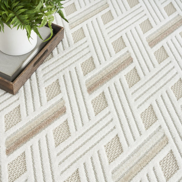 HomeRoots 7' Elevate Your Space with a Modern Cream Geometric Area Rug for Stylish, Everyday Use 7' X 9' 564106