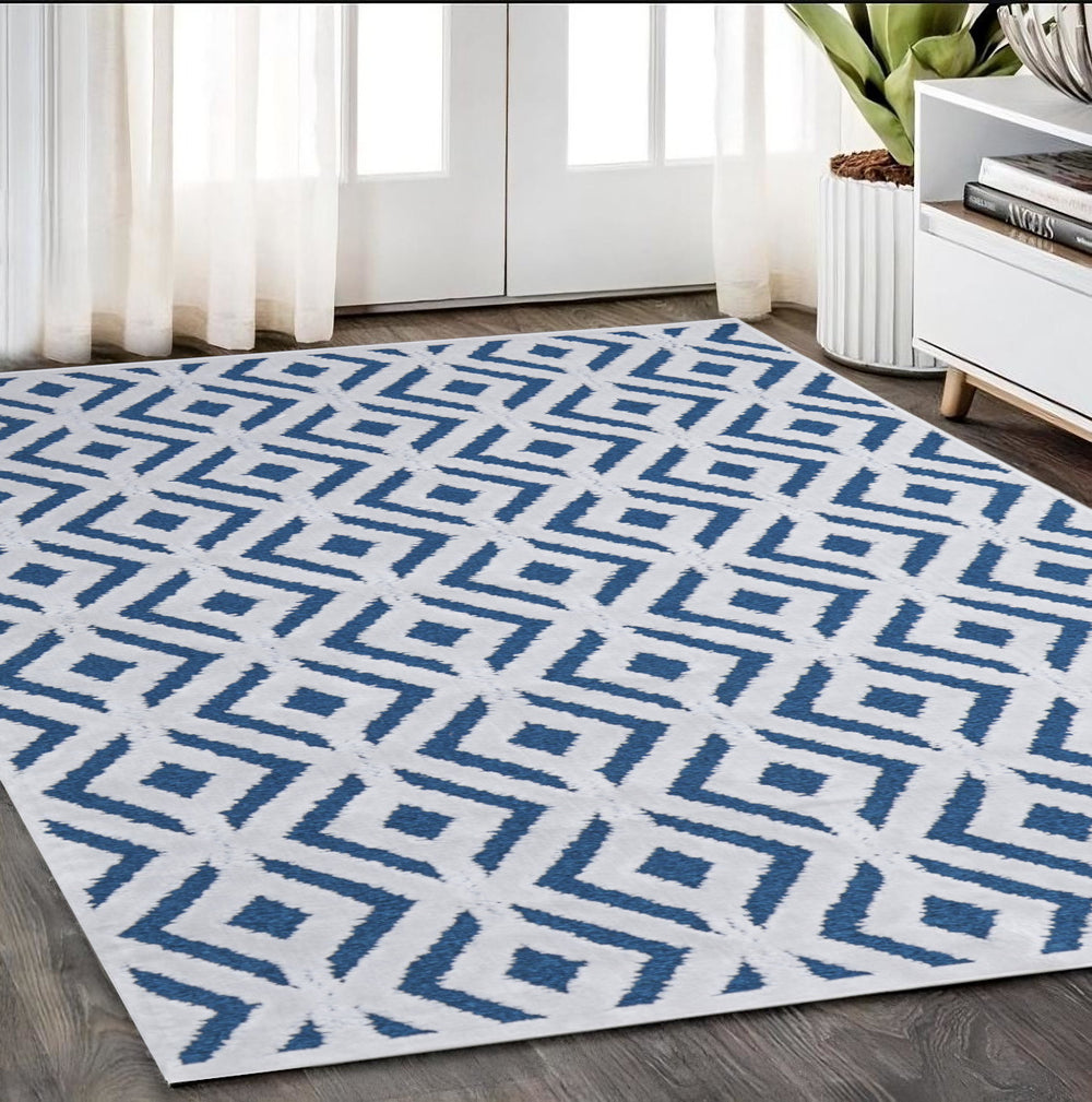 Homeroots 5' X 8' Blue And White Power Loom Area Rug Blue Viscose 565768