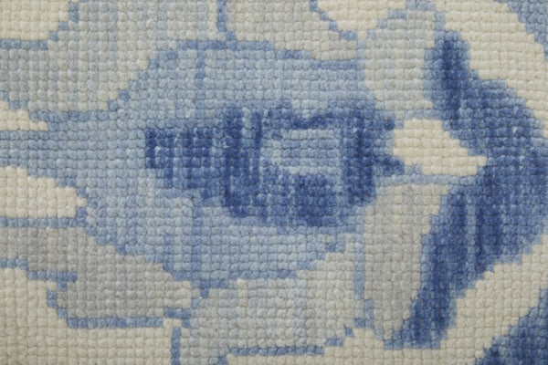 HomeRoots 4' Ivory and Blue Floral Hand-Knotted Wool Area Rug with Elegant Fringe for Timeless Home Style 6' X 9' 566299