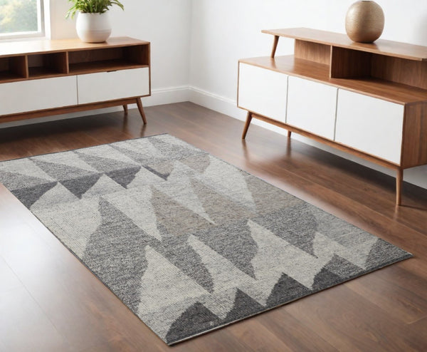 HomeRoots 4' Gray and Ivory Wool Geometric Area Rug - Handcrafted Comfort for Stylish, Family-Friendly Spaces 4' X 6' 566407