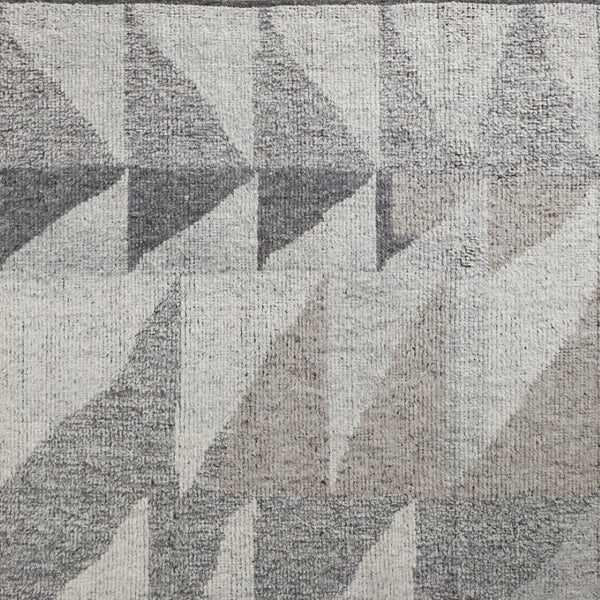 HomeRoots 4' Gray and Ivory Wool Geometric Area Rug - Handcrafted Comfort for Stylish, Family-Friendly Spaces 4' X 6' 566407