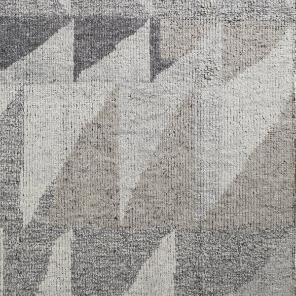 HomeRoots 4' Gray and Ivory Wool Geometric Area Rug - Handcrafted Comfort for Stylish, Family-Friendly Spaces 8' X 12' 566410