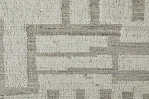 HomeRoots 4' Gray and Ivory Hand-Woven Wool Geometric Area Rug - Durable, Modern Style for Any Room Decor 8' X 10' 566555