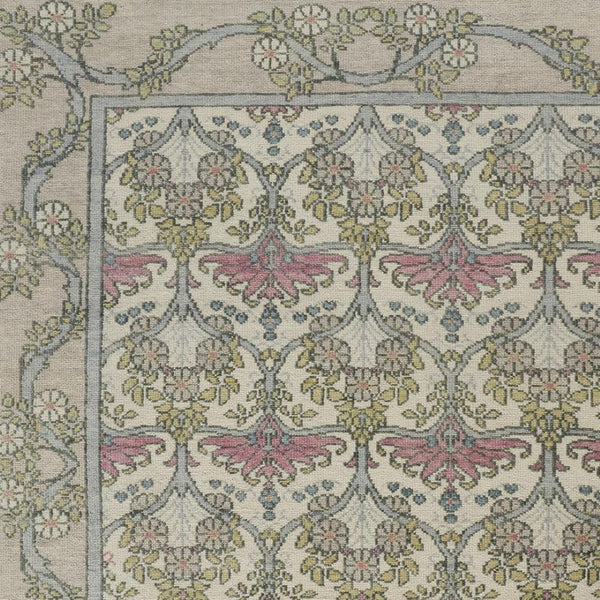 HomeRoots 4' Luxurious Hand-Knotted Wool Area Rug with Floral Design in Soft Ivory, Gray, and Pink Tones 4' X 6' 566628