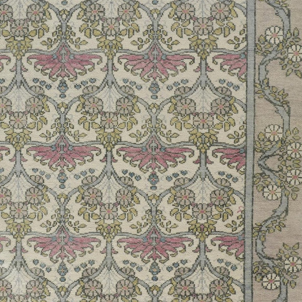 HomeRoots 4' Luxurious Hand-Knotted Wool Area Rug with Floral Design in Soft Ivory, Gray, and Pink Tones 6' X 9' 566629