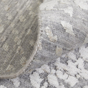 HomeRoots 3' Gray and Silver Abstract Hand-Woven Area Rug - Artisanal Craftsmanship for Modern Spaces 3' X 5' 566905