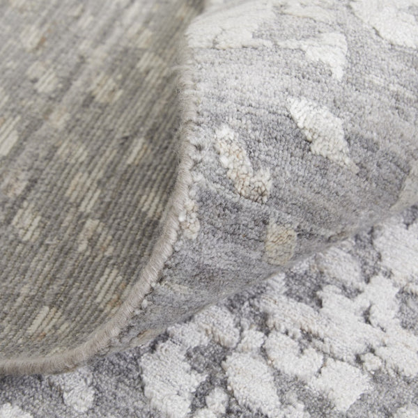 HomeRoots 3' Gray and Silver Abstract Hand-Woven Area Rug - Artisanal Craftsmanship for Modern Spaces 3' X 5' 566905