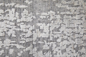 HomeRoots 3' Gray and Silver Abstract Hand-Woven Area Rug - Artisanal Craftsmanship for Modern Spaces 2' X 3' 566912