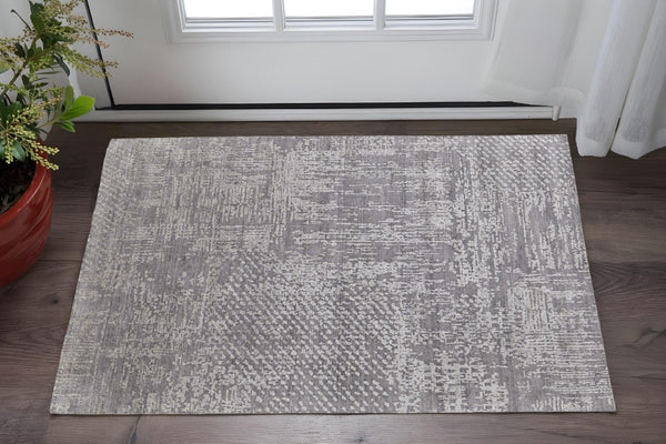 HomeRoots 3' Gray and Silver Abstract Hand-Woven Area Rug - Artisanal Craftsmanship for Modern Spaces 2' X 3' 566912