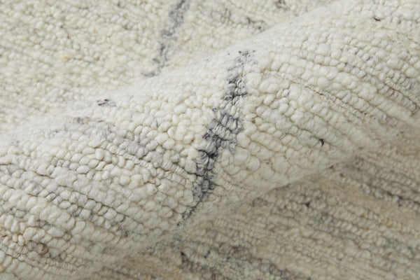HomeRoots 4' Gray and Ivory Abstract Hand-Woven Area Rug - Soft Wool Blend for Modern, Scandinavian Style 4' X 6' 567487