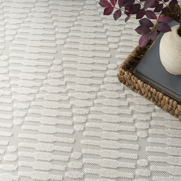 Homeroots 5' X 7' Ivory Geometric Area Rug  Polypropylene 569741