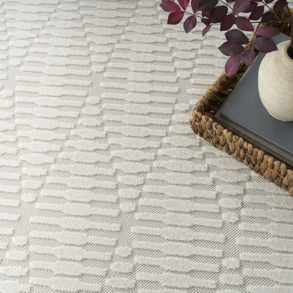 HomeRoots 7' Elegant Ivory Geometric Area Rug for Modern Spaces - Durable, Low Pile, Perfect for Any Room 7' X 9' 569744