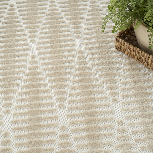 HomeRoots 8' Modern Beige Geometric Area Rug - Stylish, Durable, and Easy-to-Maintain for Any Room Decor 8' X 10' 569746