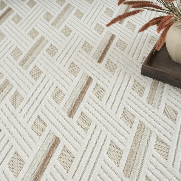 HomeRoots 8' Elegant Ivory Geometric Area Rug - Modern Design for Living Rooms, Bedrooms & Dining Spaces 8' X 10' 569763