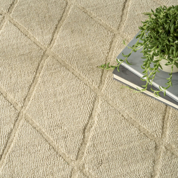 HomeRoots 4' Beige Geometric Wool Area Rug - Modern, Soft, Durable Design Perfect for Small Spaces and Entryways 5' X 7' 569923