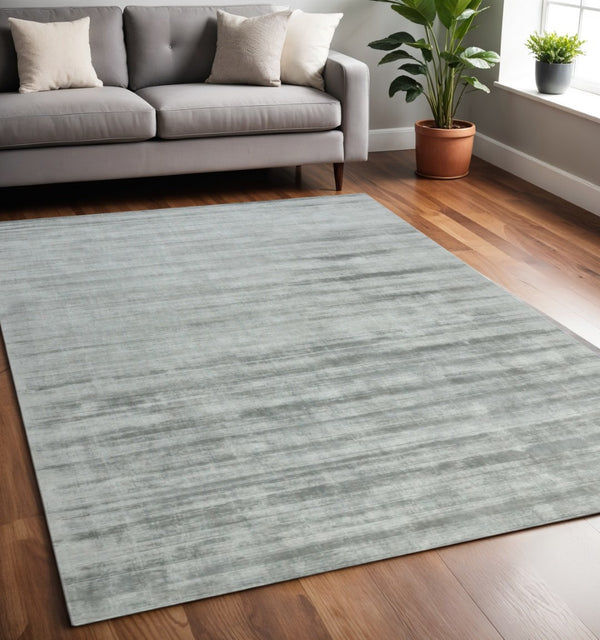HomeRoots 4' Elegant Silver and Gray Abstract Hand-Woven Area Rug for Contemporary Home Décor and Comfort 5' X 8' 570208