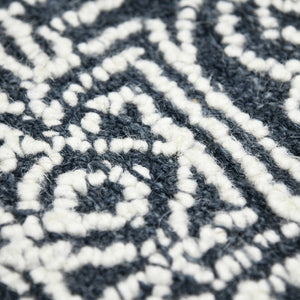 HomeRoots 5' Handcrafted Southwestern Wool Area Rug in Charcoal and Ivory – Perfect for Cozy Living Spaces 5' X 8' 570328
