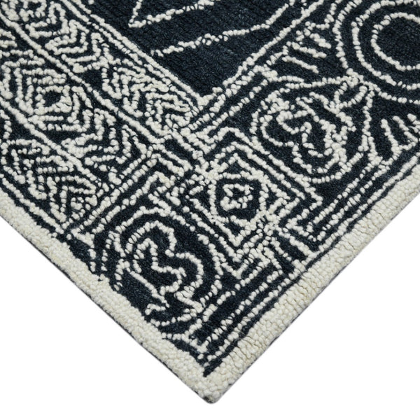 HomeRoots 5' Handcrafted Southwestern Wool Area Rug in Charcoal and Ivory – Perfect for Cozy Living Spaces 8' X 10' 570329