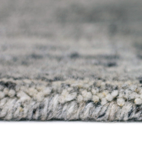 HomeRoots 5' Hand-Woven Gray and Beige Wool Plaid Area Rug - Timeless Comfort for Any Living Space Decor 5' X 8' 570477
