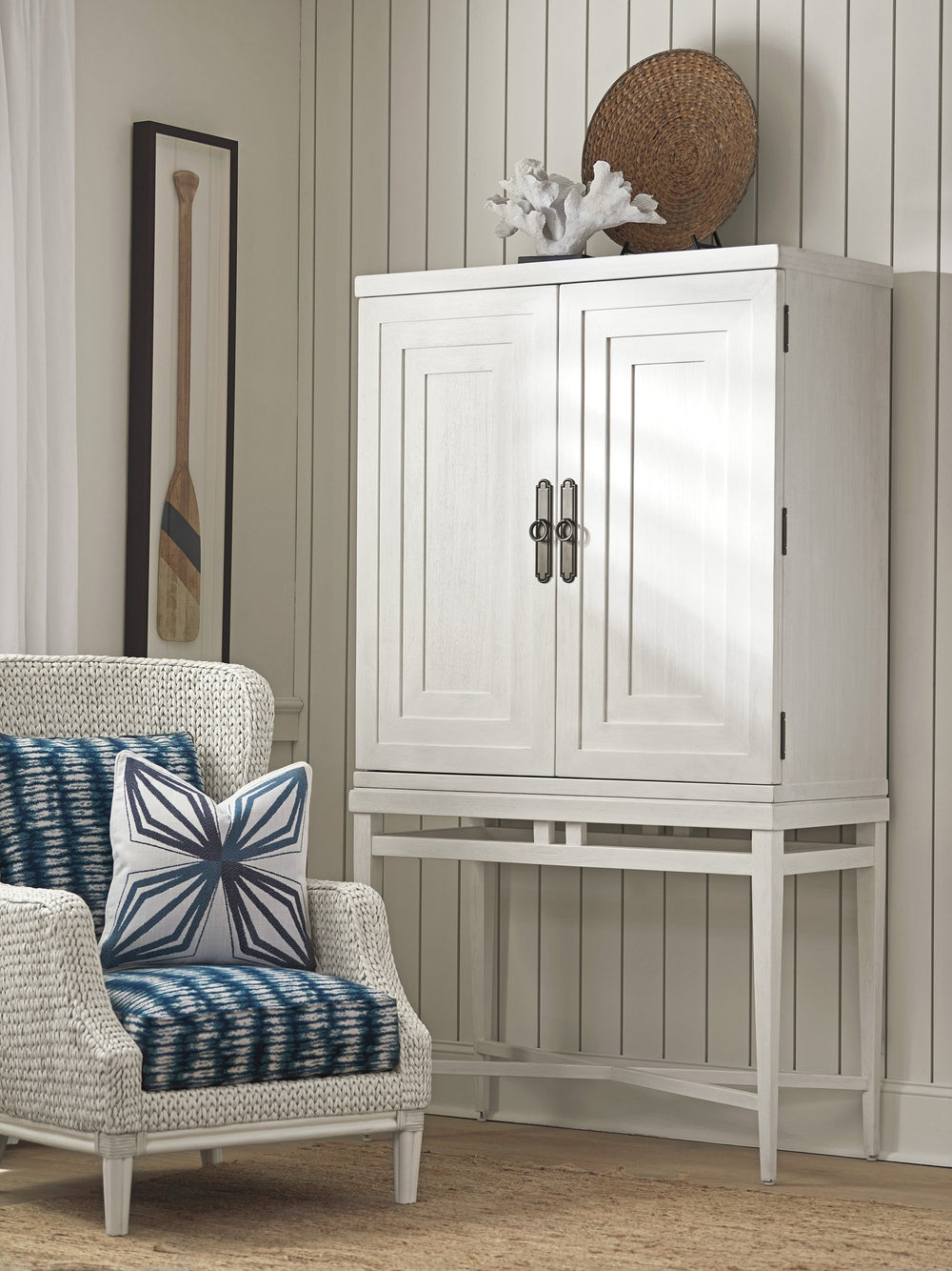 Lexington Tommy Bahama Home Jensen Beach Bar Cabinet - Coastal Elegance With Mirrored Back, Led Lighting, And Adjustable Shelves Caribbean Sands  570-961c