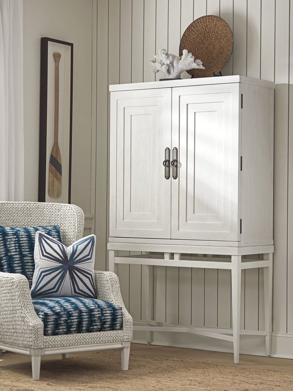 Lexington Tommy Bahama Home Jensen Beach Bar Cabinet - Coastal Elegance With Mirrored Back, Led Lighting, And Adjustable Shelves Caribbean Sands  570-961c