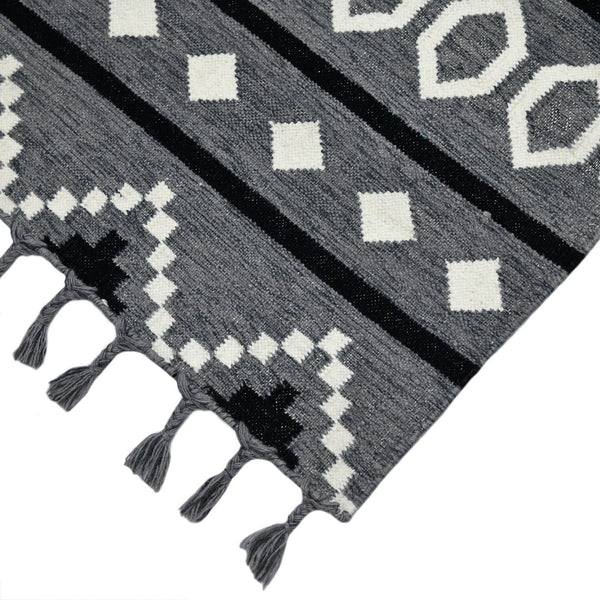 HomeRoots 5' Wool Tribal Flatweave Handmade Area Rug with Fringe - Versatile Gray, White, and Black Design 5' X 8' 571080