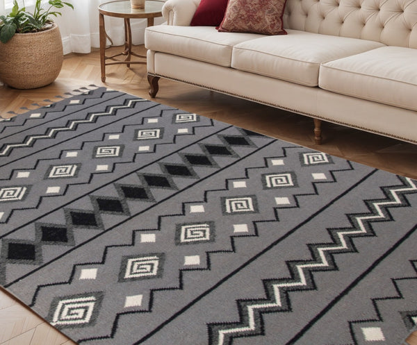 HomeRoots 5' Gray White and Black Wool Tribal Handmade Area Rug - Artisan Flatweave with Fringe Design 5' X 8' 571088