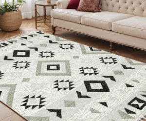 HomeRoots 5' Handmade Wool Area Rug with Striking Silver, Black & Gray Tribal Design – Perfect for Any Space 5' X 8' 571092