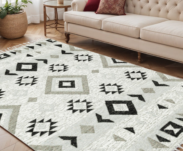 HomeRoots 5' Handmade Wool Area Rug with Striking Silver, Black & Gray Tribal Design – Perfect for Any Space 5' X 8' 571092