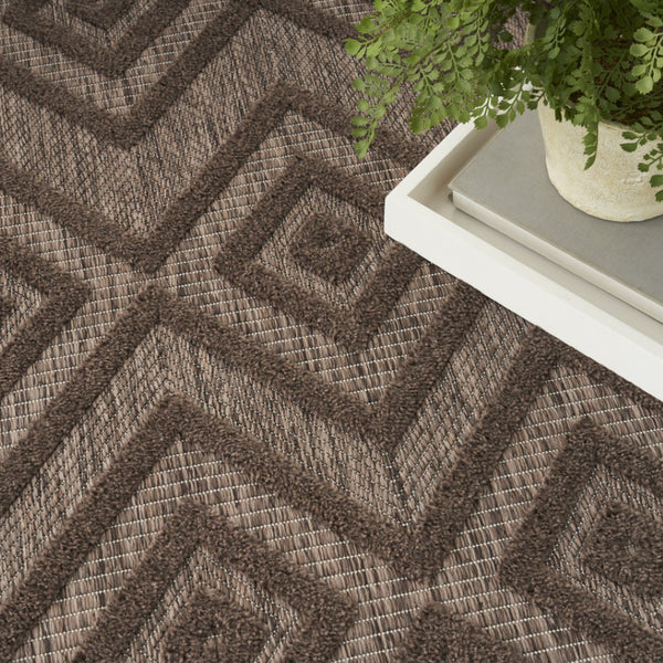HomeRoots 8' Brown Round Geometric Area Rug - Versatile Indoor/Outdoor Solution with Low-Maintenance Style 572834