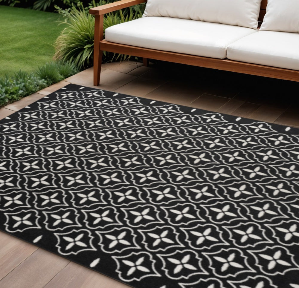 HomeRoots 6' X 9' Black and Ivory Geometric Area Rug – Stylish Indoor/Outdoor Durable Design for Modern Spaces 572904