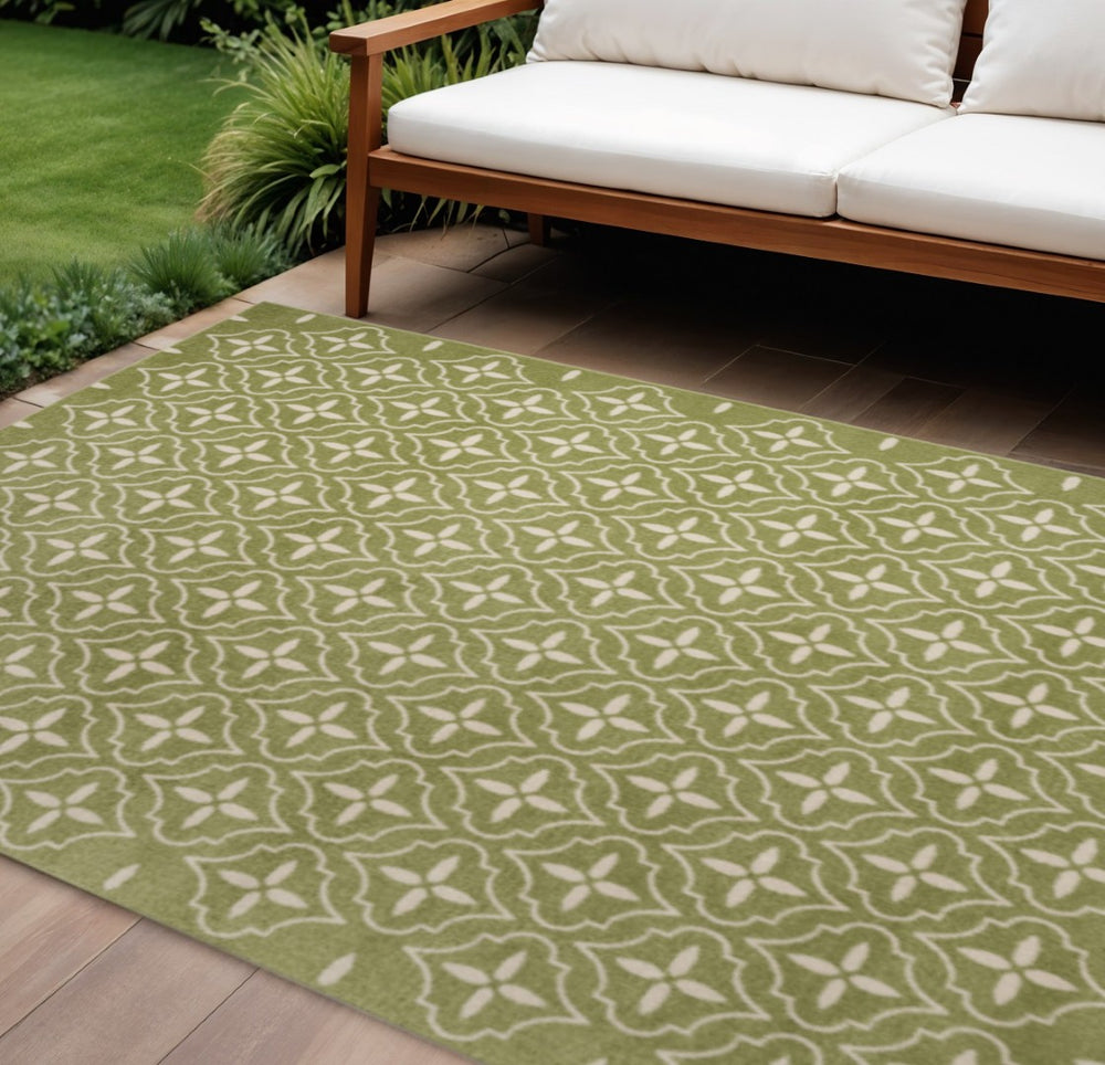 HomeRoots 6' Green and Ivory Geometric Area Rug - Stylish Indoor-Outdoor Design, Easy Care for Every Space! 572907