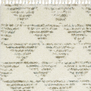 Homeroots 5' Luxurious Ivory Geometric Shag Area Rug With Trendy Fringe – Perfect For Cozy Spaces And Pets! 5' X 8' Polypropylene 574645