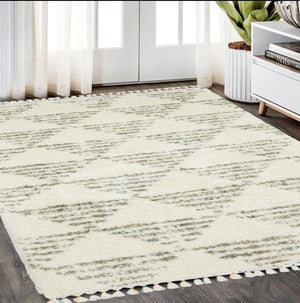 Homeroots 5' Luxurious Ivory Geometric Shag Area Rug With Trendy Fringe – Perfect For Cozy Spaces And Pets! 5' X 8' Polypropylene 574645