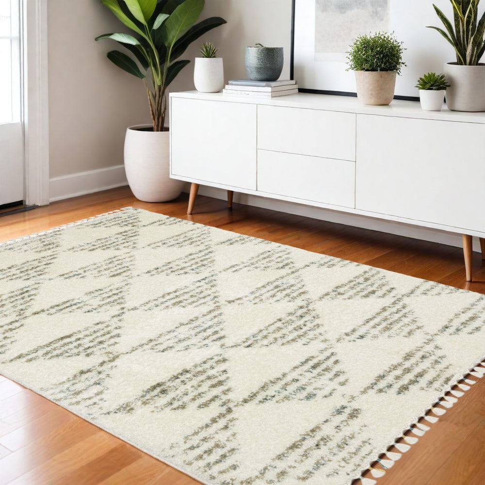 Homeroots 5' Luxurious Ivory Geometric Shag Area Rug With Trendy Fringe – Perfect For Cozy Spaces And Pets! 4' X 5' Polypropylene 574647