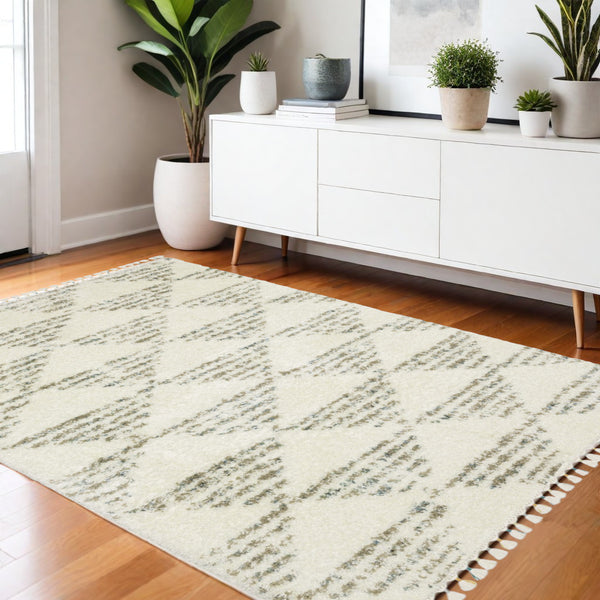 Homeroots 5' Luxurious Ivory Geometric Shag Area Rug With Trendy Fringe – Perfect For Cozy Spaces And Pets! 4' X 5' Polypropylene 574647