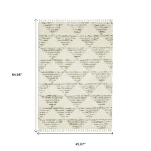 Homeroots 5' Luxurious Ivory Geometric Shag Area Rug With Trendy Fringe – Perfect For Cozy Spaces And Pets! 4' X 5' Polypropylene 574647