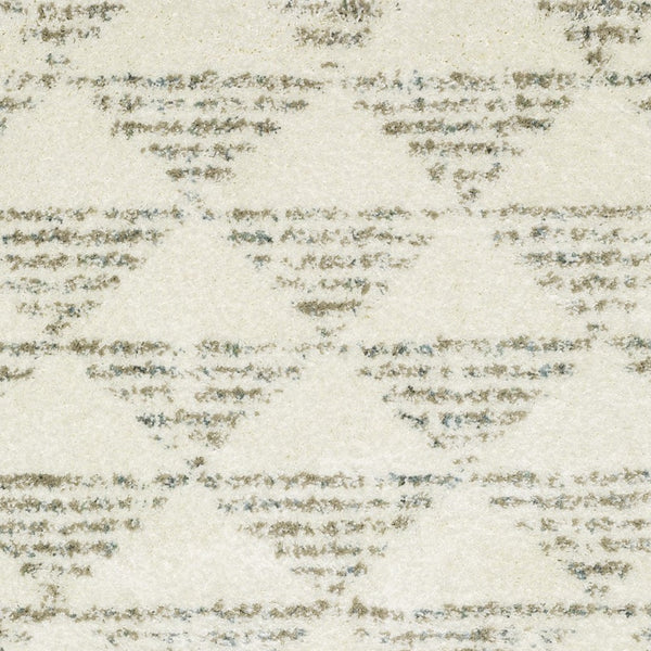 Homeroots 5' Luxurious Ivory Geometric Shag Area Rug With Trendy Fringe – Perfect For Cozy Spaces And Pets! 7' X 10' Polypropylene 574648