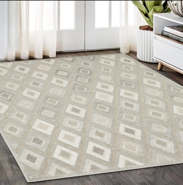 HomeRoots 5' Elegant Beige and Gray Diamond Area Rug – Durable, Stain-Resistant, Perfect for Any Home Decor 5' X 8' 574823
