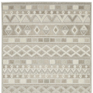Homeroots 5' Geometric Power Loom Area Rug In Beige And Gray - Stylish, Stain-resistant Decor For Any Space 5' X 8' Polypropylene 574843