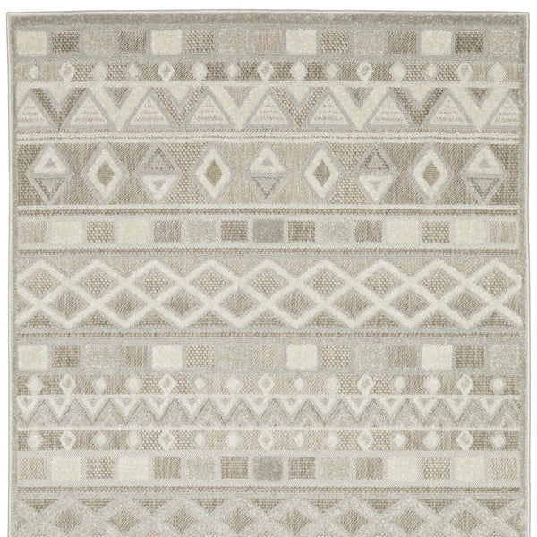 Homeroots 5' Geometric Power Loom Area Rug In Beige And Gray - Stylish, Stain-resistant Decor For Any Space 7' X 10' Polypropylene 574845
