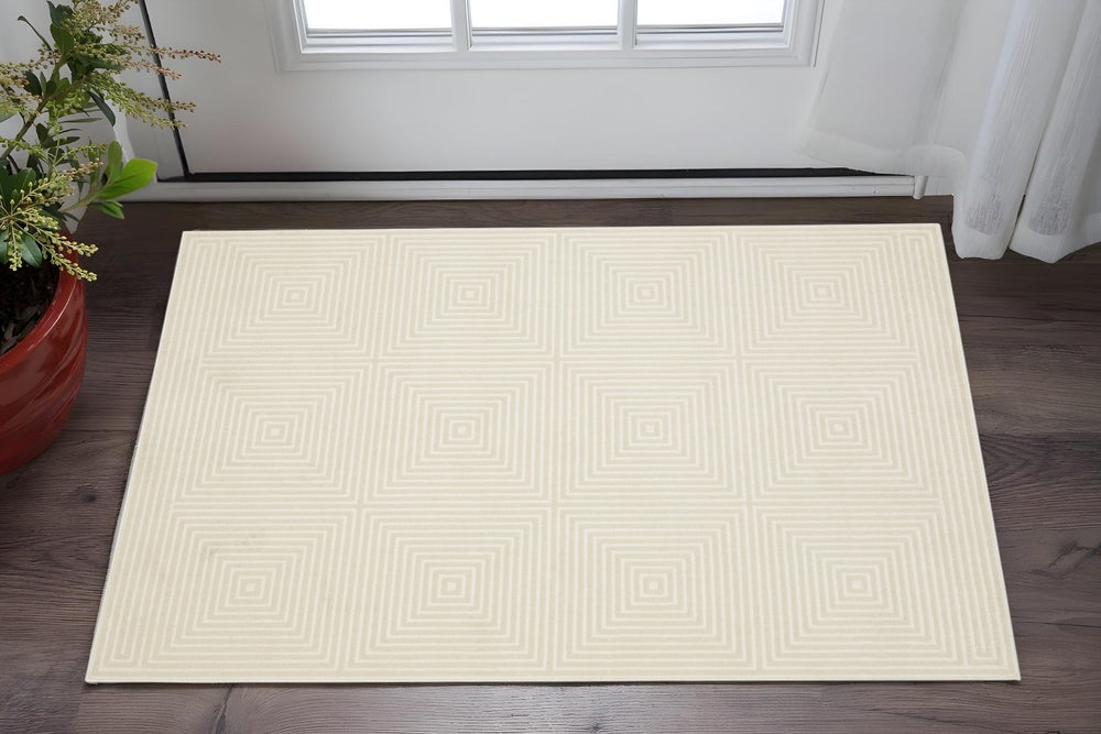 Homeroots 3' Stylish Ivory Geometric Power Loom Area Rug - Perfect For Homes With Kids And Pets, Stain Resistant 3' X 5' Polypropylene,Polyester 575257